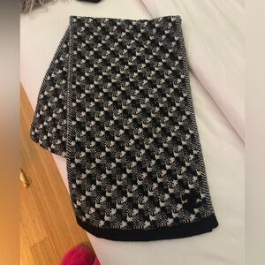 Chanel Black and Cream Houndstooth Knit Scarf